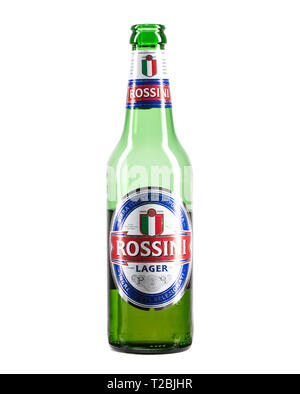 SWINDON, Royaume-Uni - 01 avril 2019 : demi-bouteille de bière lager Rossini sur fond blanc Banque D'Images