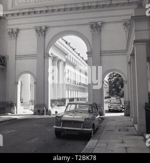 1960, London, NW1, Grand entrée, une colonnade Corinthian Arch, à Chester terrasse près de Regents Park, avec une Triumph Herald motorcar stationnée à proximité. Chester terrasse, d'une terrasse de style néo-classique, a la plus longue façade dans Regents Park. Banque D'Images