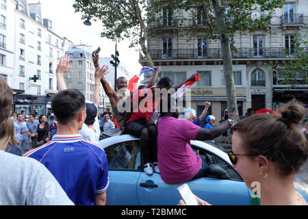 Les parisiens se sont rassemblés près de la Porte Saint-Martin profiter de la finale de la Coupe du Monde de la FIFA en juillet 2018, que la France est devenue World Champions de football. Banque D'Images