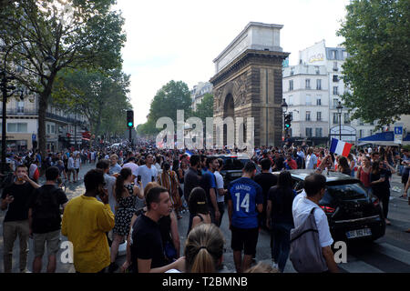 Les parisiens se sont rassemblés près de la Porte Saint-Martin profiter de la finale de la Coupe du Monde de la FIFA en juillet 2018, que la France est devenue World Champions de football. Banque D'Images