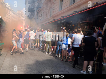 Les parisiens se sont rassemblés près de la Porte Saint-Martin profiter de la finale de la Coupe du Monde de la FIFA en juillet 2018, que la France est devenue World Champions de football. Banque D'Images