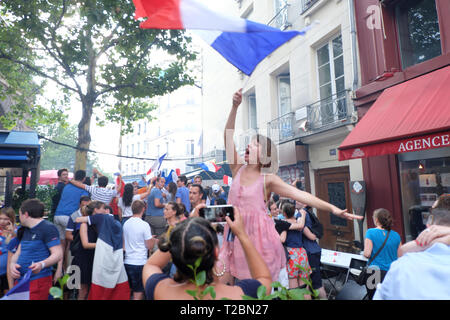 Les parisiens se sont rassemblés près de la Porte Saint-Martin profiter de la finale de la Coupe du Monde de la FIFA en juillet 2018, que la France est devenue World Champions de football. Banque D'Images