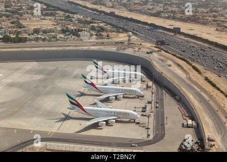 Vue aérienne de trois compagnies aériennes Emirates Airbus A380 avions stationnés sur l'aéroport de Dubaï Banque D'Images