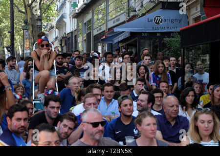 Les parisiens se sont rassemblés près de la Porte Saint-Martin profiter de la finale de la Coupe du Monde de la FIFA en juillet 2018, que la France est devenue World Champions de football. Banque D'Images