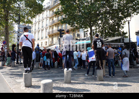 Les parisiens se sont rassemblés près de la Porte Saint-Martin profiter de la finale de la Coupe du Monde de la FIFA en juillet 2018, que la France est devenue World Champions de football. Banque D'Images