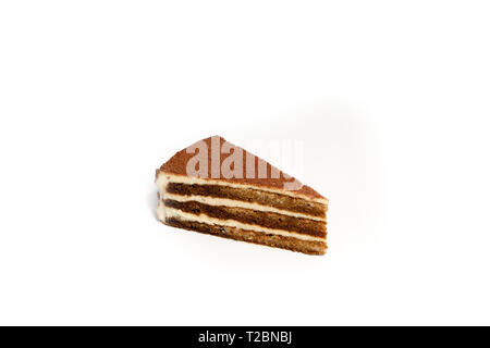 Tranche de gâteau au miel isolé sur fond blanc, pas d'ombre Banque D'Images