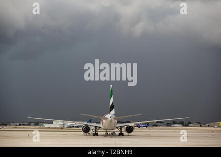 Unis Boing-777-200LR avion stationné sur l'aéroport d'Orlando Banque D'Images