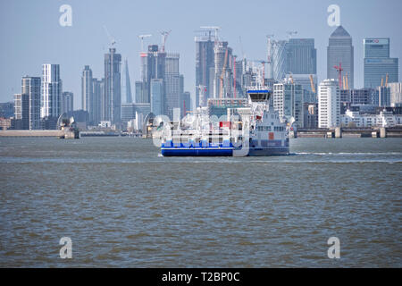 Woolwich Ferry traversant la Tamise London UK Banque D'Images