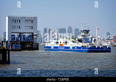 Woolwich Ferry traversant la Tamise London UK Banque D'Images