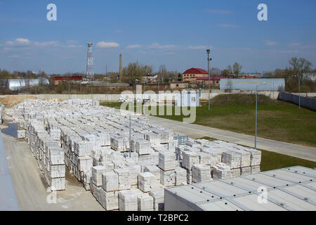 Voir l'usine de production de l'usine de béton cellulaire autoclavé. De nombreux paquets de blocs sur des palettes en mettre une sur l'autre sur une piscine entrepôt. Vue d'en haut Banque D'Images