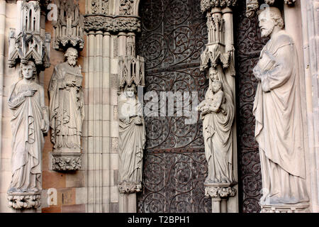 Statues des apôtres sur la façade ouest de la cathédrale de Lichfield dans le Staffordshire Banque D'Images