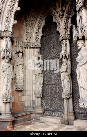 Statues des apôtres sur la façade ouest de la cathédrale de Lichfield dans le Staffordshire Banque D'Images