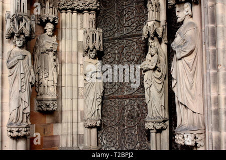 Statues des apôtres sur la façade ouest de la cathédrale de Lichfield dans le Staffordshire Banque D'Images