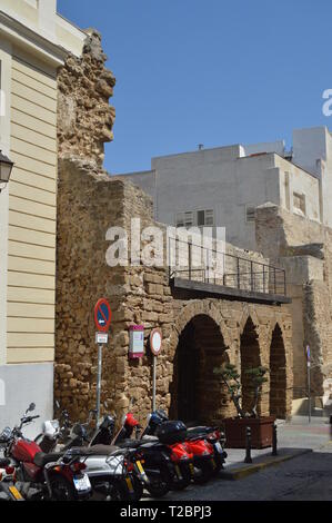 Arc romain de la porte du château blanc de la Villa, également connu sous le nom de Sol Gate. La nature, l'architecture, l'histoire, la photographie de rue. Le 10 juillet 2014. Cadix, Banque D'Images