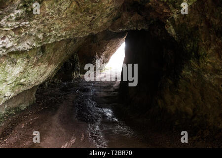 Cushendun, Irlande du Nord. Les grottes de Cushendun, un célèbre lieu de tournage de fantaisie, les montre Banque D'Images