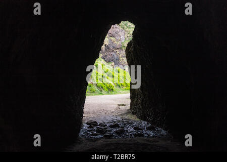 Cushendun, Irlande du Nord. Les grottes de Cushendun, un célèbre lieu de tournage de fantaisie, les montre Banque D'Images