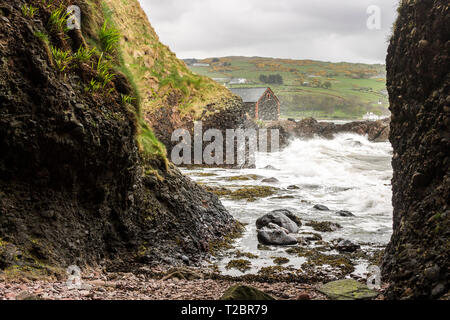 Cushendun, Irlande du Nord. Les grottes de Cushendun, un célèbre lieu de tournage de fantaisie, les montre Banque D'Images