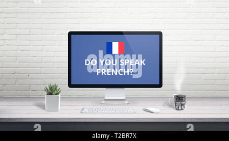 Concept de l'apprentissage de la langue française en ligne. Question Est-ce que vous parlez français avec drapeau français sur l'écran d'un ordinateur de bureau. Banque D'Images