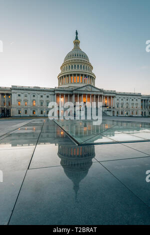 Le United States Capitol se reflétant dans le verre, à Washington, DC