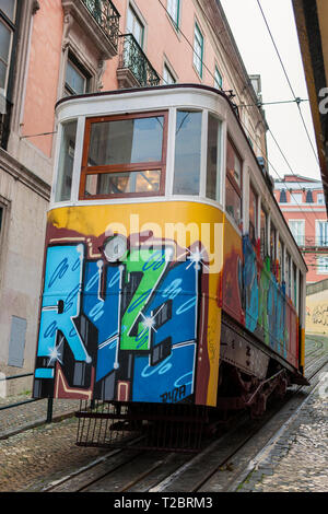 Ascensor da Glória : un 19e siècle d'engrenage tramway sur la Calçada da Glória, reliant à l'Restauradores Bairro Alto, Lisbonne, Portugal Banque D'Images