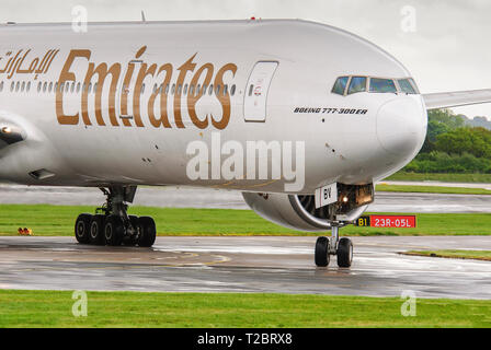 Emirates Airlines Boeing 777-300 ER à l'aéroport de Manchester. Banque D'Images