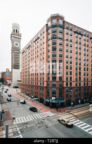 Lombard Street et l'Bromo-Seltzer Tower à Baltimore, Maryland Banque D'Images