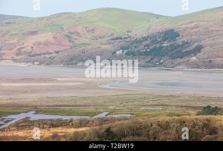 Train,Rural,service,deux,voitures,train,d'en haut Dovey/Dyfi Dovey valley,Vallée Dyfi,Vallée, au-dessus de l'estuaire,village,four,Ceredigion Pays de Galles,Royaume-Uni. Banque D'Images