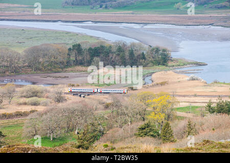 Train,Rural,service,deux,voitures,train,d'en haut Dovey/Dyfi Dovey valley,Vallée Dyfi,Vallée, au-dessus de l'estuaire,village,four,Ceredigion Pays de Galles,Royaume-Uni. Banque D'Images