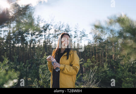 Style de voyage. Portrait woman traveler dans la forêt Banque D'Images