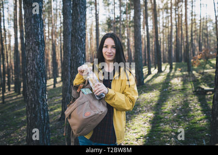 Portrait young woman traveler avec sac à dos dans la forêt Banque D'Images