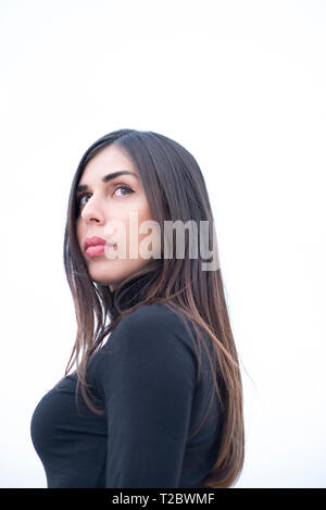 Beautiful woman looking over shoulder Banque D'Images