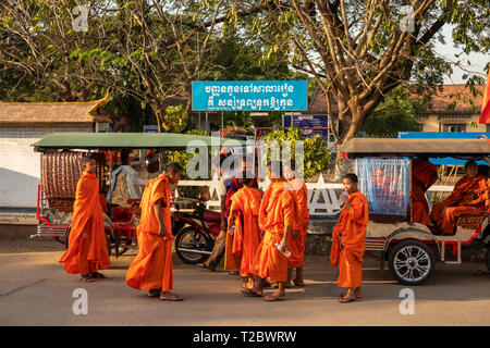 Cambodge, Kampong Cham (Kompong), Banteay Prei Nokor, les moines du monastère à l'extérieur de l'école Moto remork après la collecte de l'Aumône Banque D'Images