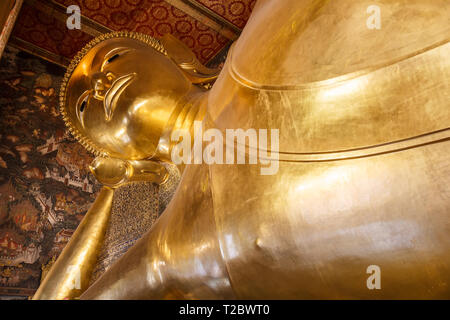 Bouddha couché statue en or dans le temple de Wat Pho à Bangkok Banque D'Images