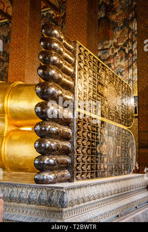 Bouddha couché statue en or dans le temple de Wat Pho à Bangkok Banque D'Images