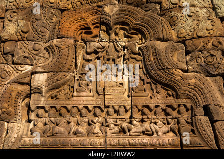 Cambodge, Kampong Cham (Kompong), Banteay Prei Nokor, ancienne en pierre sculptée à la passerelle au-dessus de torana temple historique Banque D'Images