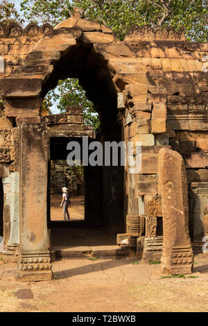 Cambodge, Kampong Cham (Kompong), Banteay Prei Nokor, premier touriste à la passerelle à travers les murs de pierre de la ville historique de Wat Nokor temple Banque D'Images