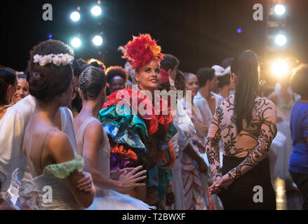 Danseurs attendre dans le stade, des ailes à effectuer pour le prince de Galles et la duchesse de Cornouailles, lors d'un gala culturel dans le Gran Teatro de La Habana Alicia Alonso, à La Havane, Cuba, dans le cadre d'un voyage historique qui célèbre les liens culturels entre le Royaume-Uni et l'État communiste. Banque D'Images