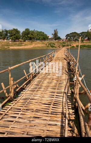 Cambodge, Kampong Cham, Kompong) (Koh Paen ; la main bambou pont reliant l'île de la rivière de Ko Pen Banque D'Images