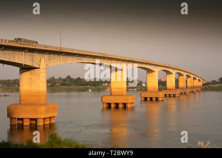 Cambodge, Kampong Cham, Kompong (Kizuna) pont à l'autoroute 7 à l'échelle du Mékong River au coucher du soleil Banque D'Images