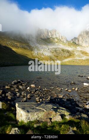 Lac dans la vallée de Acherito Oza, Pyrénées en Espagne. Banque D'Images