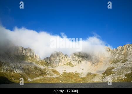 Lac dans la vallée de Acherito Oza, Pyrénées en Espagne. Banque D'Images