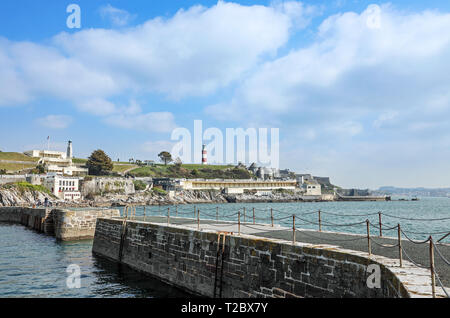 Plymouth Hoe avec tour de Seaton lointain. Au premier plan un pêcheur solitaire avec une tige et poissons hors ligne de West Hoe Pier Banque D'Images