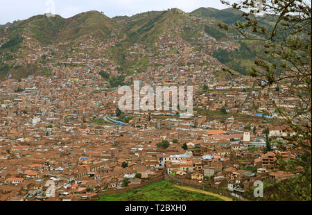 Paysage urbain de la ville vue depuis le parc archéologique de Sacsayhuaman, région de Cuzco, Pérou Banque D'Images