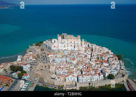 VUE AÉRIENNE. Ville historique au sommet d'une colline sur une péninsule surplombant la mer Méditerranée. Peñíscola, Communauté Valencienne, Espagne. Banque D'Images