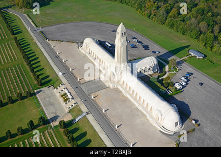 VUE AÉRIENNE. Ossuaire de Douaumont : un mémorial avec les restes de squelette de WW1 soldats tombés. Fleury-devant-Douaumont, Meuse, Grand est, France. Banque D'Images