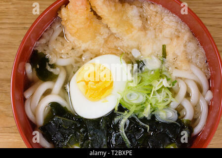 Udon tempura de crevettes frites, oeuf mollet, algues vertes, poireaux, pâtes typiques de l'alimentation traditionnelle japonaise Banque D'Images