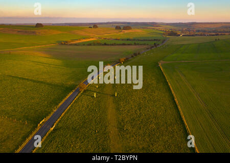 Vue le long de la ligne de pierre du village d'Avebury et cercle de pierres néolithiques à partir d'un drone, Wiltshire, Angleterre, Royaume-Uni Banque D'Images