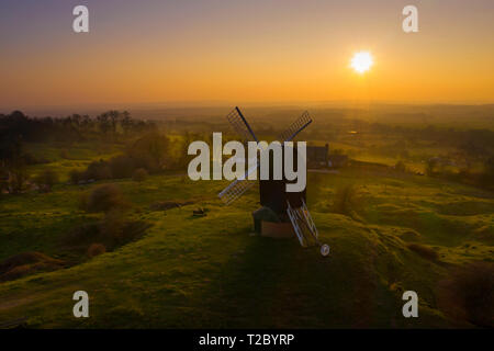 Brill moulin au coucher du soleil d'en haut avec un bourdon, Oxfordshire, England, UK Banque D'Images