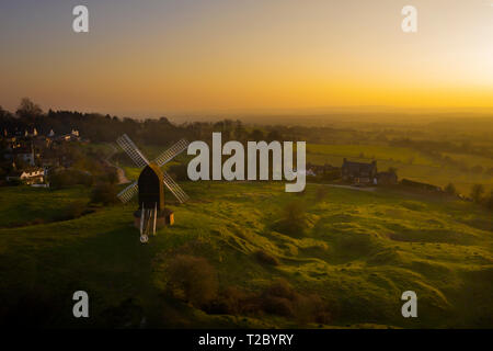 Brill moulin au coucher du soleil d'en haut avec un bourdon, Oxfordshire, England, UK Banque D'Images