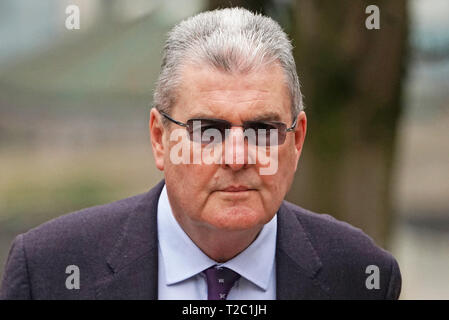 Ancien secrétaire du club Sheffield Wednesday Graham Mackrell, qui est accusé d'avoir enfreint le stade de Hillsborough et certificat de sécurité de la santé et de la sécurité à l'infraction 1989 FA Cup demi-finale, arrivant à Preston le Tribunal de la Couronne. Banque D'Images